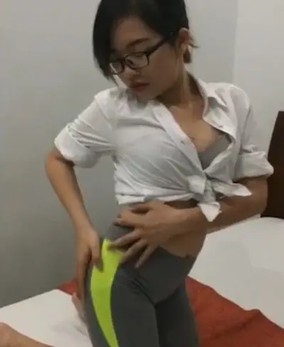 Cewek Kacamata Seksi Goyang Panas Paling Hot 2026 backdrop