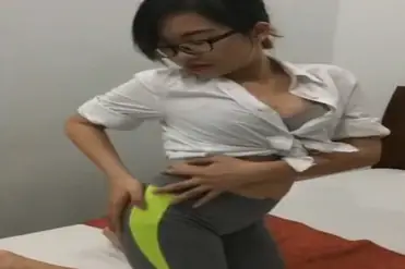 Cewek Kacamata Seksi Goyang Panas Paling Hot 2026 poster