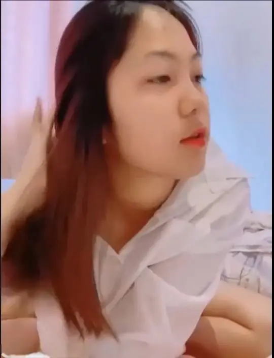 Gadis Cantik Onani Gesek Bantal di Kasur backdrop